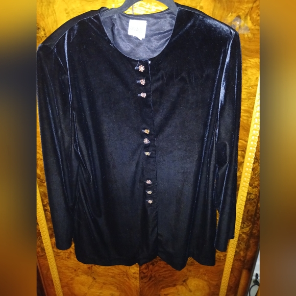 BEAUTIFUL PLUS SIZE JACKET WITH GOLD BUTTONS - Picture 2 of 5